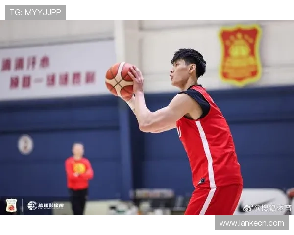 曾凡博归队热身赵睿精准策应